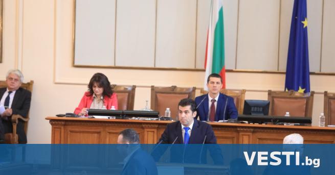 Българското правителство избрано с труд през 2021 г падна на
