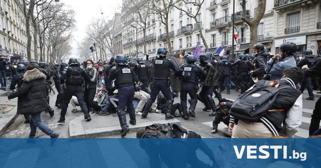 Облечени в черно демонстранти участващи в снощните протести в Париж