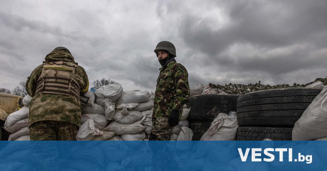 Украински войници днес подсилват защитата на Киев като копаят окопи
