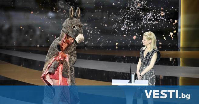 Ф ренската актриса Корин Мазиеро се съблече гола на церемонията