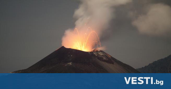 Вулканът Анак Кракатау в Индонезия се активизира Кратерът на два
