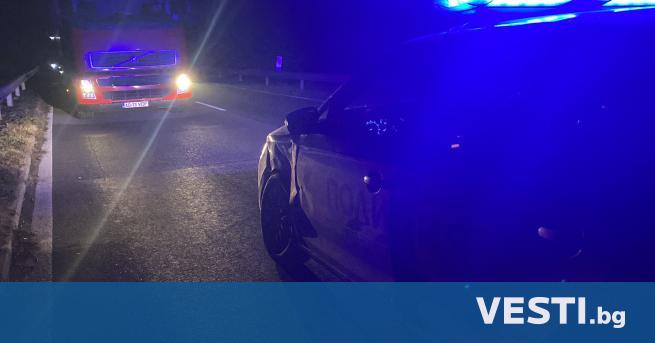 Кола падна в 10 метрова пропаст по пътя Ардино Кърджали съобщават от Инцидентът е