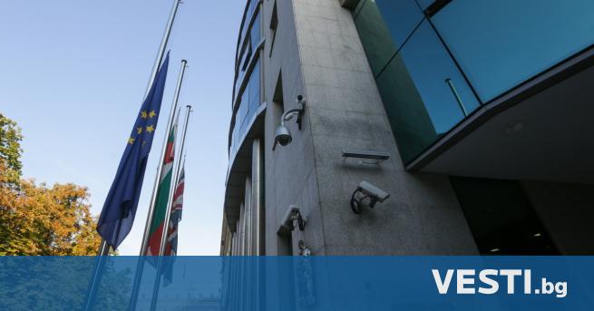 Британското посолство в София осъмна с наполовина свалени знамена в
