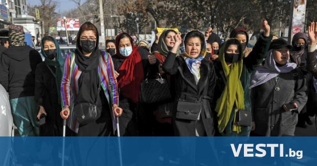 Десетки афганистански момичета и жени, предимно студентки, излязоха по улиците