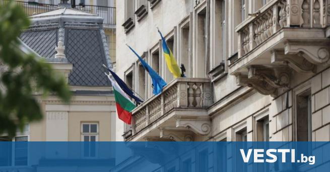 Представители на партия Възраждане свалиха украинското знаме от общината в