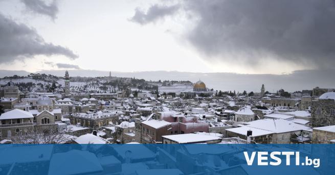 Сняг покри много пътища в Израел от окупирания Западен