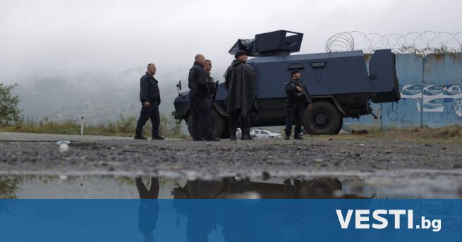 Стотици етнически сърби издигнаха барикади на път в Северно Косово