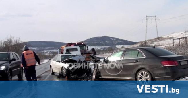 Тежък инцидент на пътя Карлово Пловдив Жена е загинала а мъж
