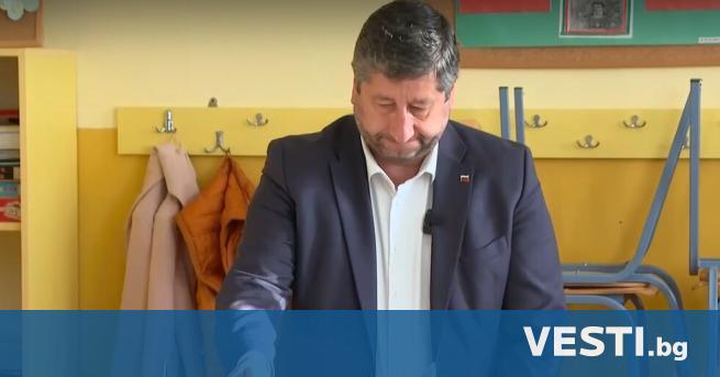 Съпредседателят на Демократична България Христо Иванов упражни правото си на глас. Гласувах