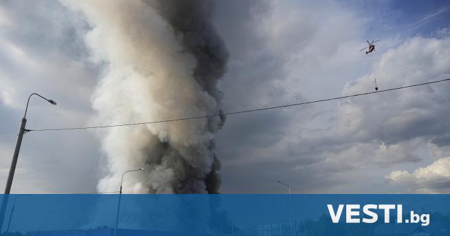 Огромен пожар обхвана склад край Москва при което загина най малко