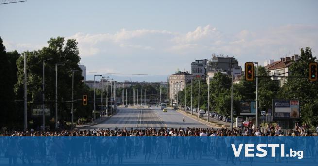 Хора излязоха на протест в София по повод тежката катастрофа