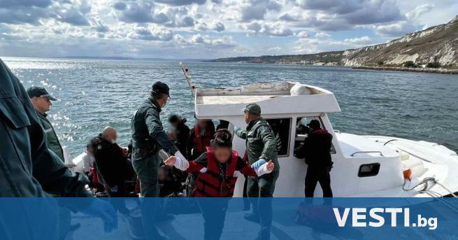 Трийсет и осем мигранти са открити тази сутрин на плавателен