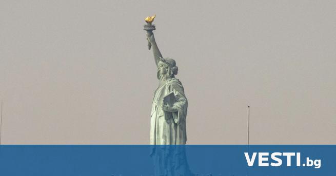 Снимки на потънала в оранжева мъгла Статуята на Свободата бяха направени