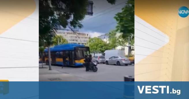 Моторист потроши врата на тролей в центъра на София Извършителят
