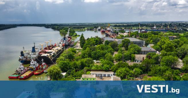 Румънски кораб пострада при руската атака срещу украинското пристанище Рени