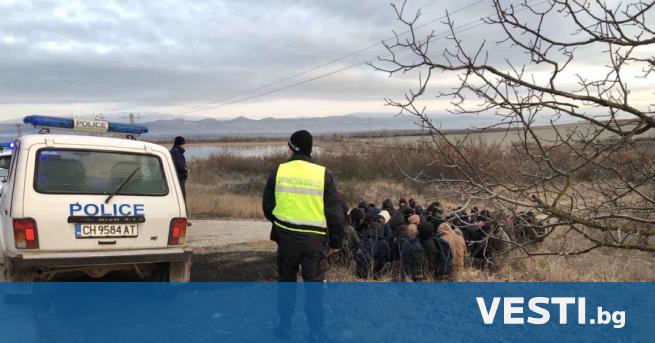 Заловиха голяма група мигранти край Нова Загора Тя е от близо 50