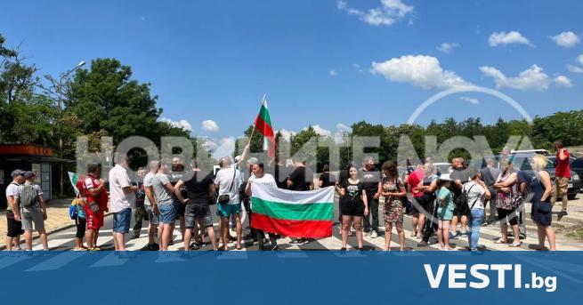 Жители от Карлово и Сопот излязоха на протест срещу високите