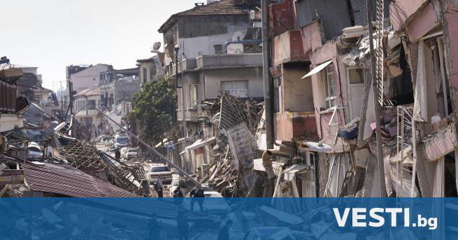 Неделният ден в опустошената от унищожителните земетресения Турция започна с