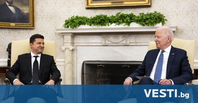 Американският президент Джо Байдън увери в телефонен разговор украинския си