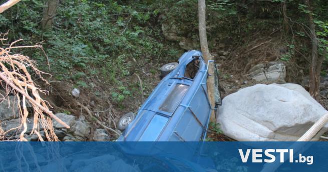 Миниван падна в пропаст край гр Симитли 49 годишният водач оцеля