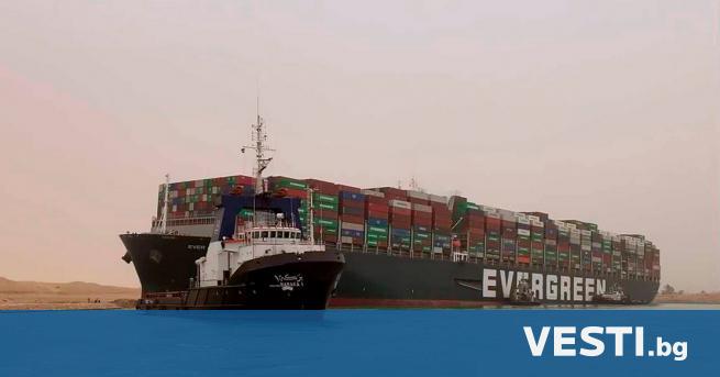 О громният контейнеровоз, който буквално запуши Суецкия канал и доведе
