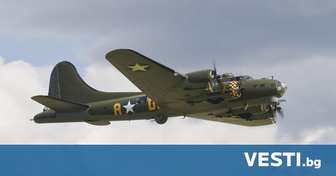 Два самолета от ерата на Втората световна война се сблъскаха