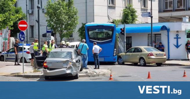 Тежка катастрофа на входа на Пристанище Бургас Автобус на градския