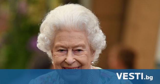 Б ританската кралица Елизабет II наблюдава военната церемония в замъка