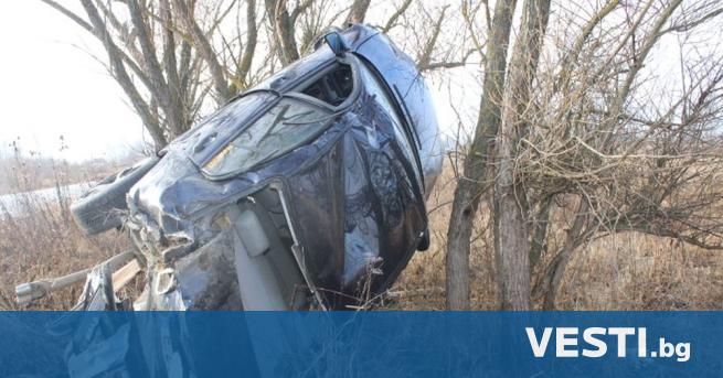 Водач на лек автомобил BMW оцеля по чудо след като излетя