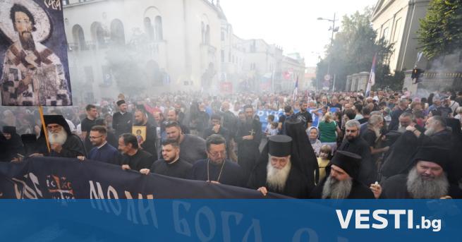 Хиляди православни вярващи преминаха снощи на шествие в Белград в
