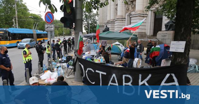 алатковият лагер на протестиращите до Софийския университет е бил разрушен