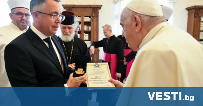 Папа Франциск е получил реплика на сребърно ключе с което