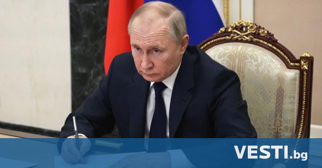 Гледайки иззад червените стени на Кремъл към света Владимир Путин