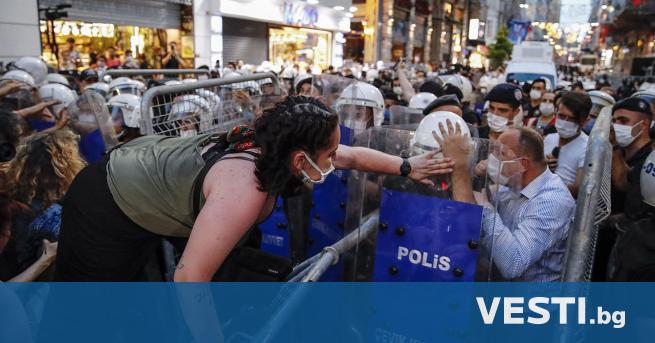 Х иляди жени излязоха на протест в Истанбул срещу оттеглянето
