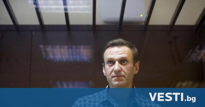Р уският опозиционер Алексей Навални каза че страда от прищипан гръбначен нерв