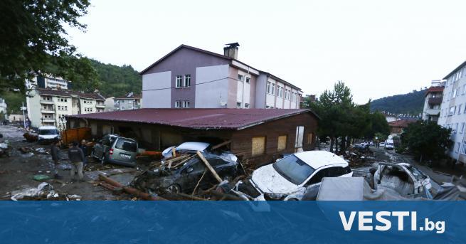 Н ай малко девет души загинаха в наводнения в Северна Турция