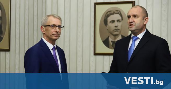 Президентът Румен Радев връчи папката с проучвателния мандат за съставяне
