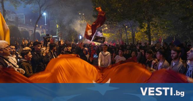 Една безсънна нощ прекараха турските граждани в очакване на резултатите