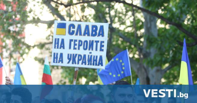 Граждани, носещи европейския, българския и украинския флаг, се включиха в