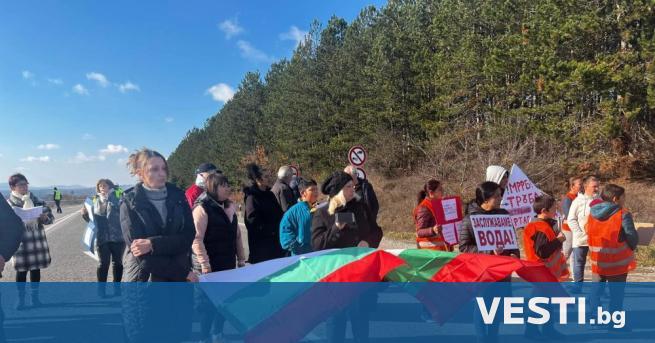 Втори ден жители на Омуртаг протестират на главния път София