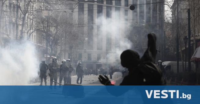 Сблъсъци между полицаи и демонстранти избухнаха oтново в Атина по време