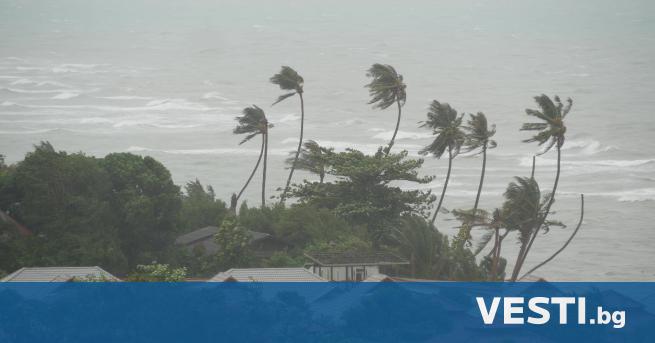 Ураганът Орлийн достигна тихоокеанското крайбрежие на Мексико, носейки силни ветрове,