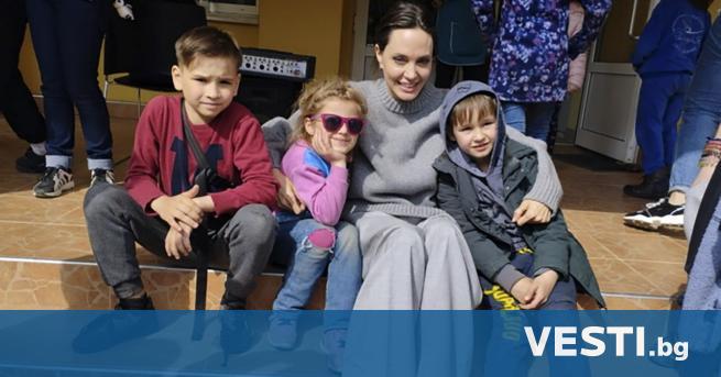 Холивудската актриса Анджелина Джоли посети украинския град Лвов в събота