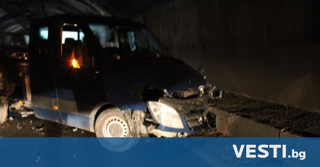 Челен удар между два автомобила с румънска регистрация и българска