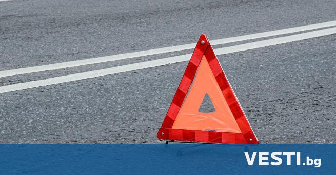 Челна катастрофа между лек автомобил и микробус затвори пътя Бургас