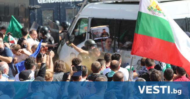 кип на пострада, докато отразяваше протеста в центъра на София